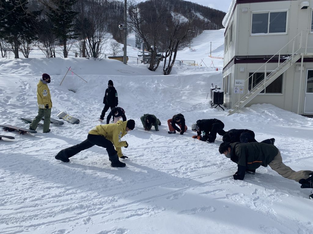 ⑥雪上トレーニング前のウォームアップ