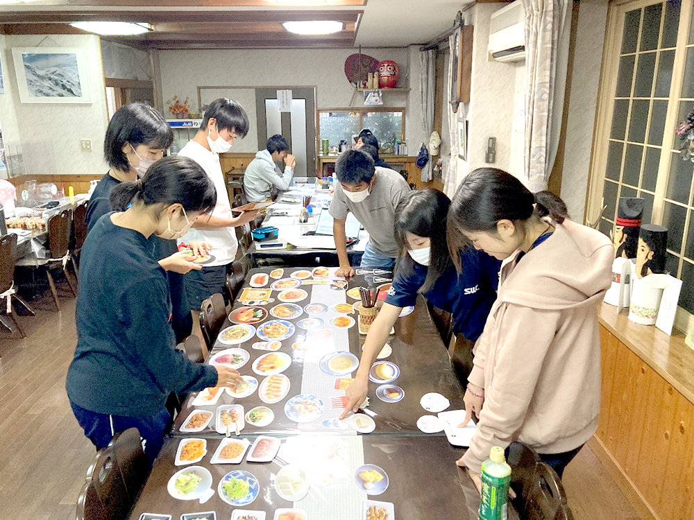 栄養セミナーで模擬昼食選びをする選手達