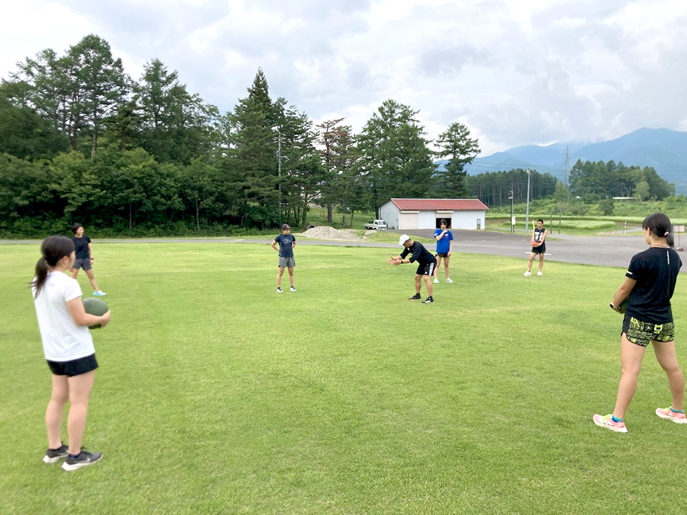 小粥トレーナーより力の加わるポジションを教わる選手達