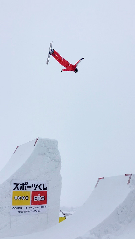 五十嵐晴冬選手のジャンプ