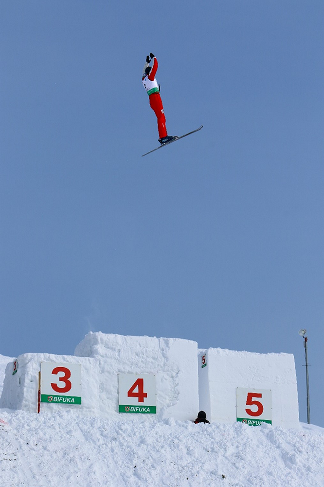 五十嵐晴冬選手のジャンプ