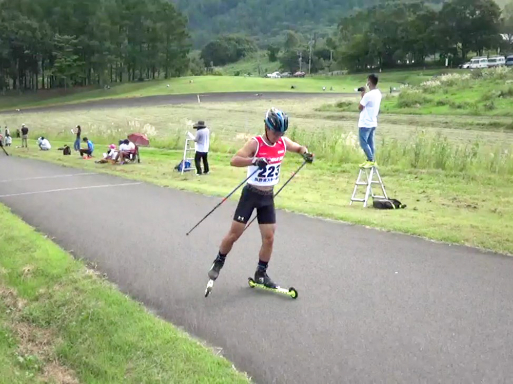 男子10kmフリー種目にて、上り坂を疾走する笠原将選手