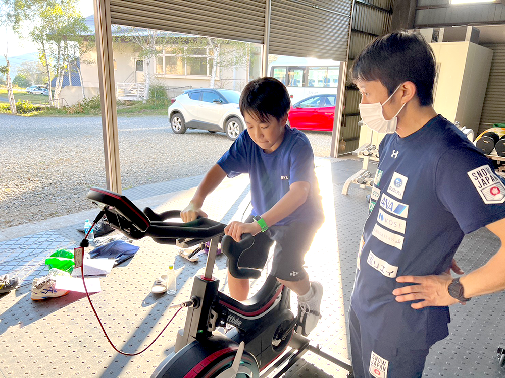 バイクトレーニングを行う武田琉玖選手