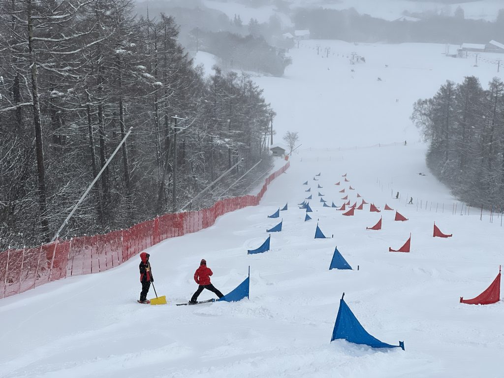 この日は前日からかなりの積雪もあり、スタッフ総出で除雪をし、環境維持に務めました