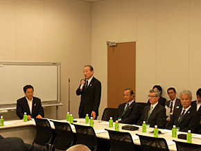 SAJから出席した鈴木会長がスキー界の現状を説明した。左はSAJ副会長で今回の呼びかけ人の一人、坂本議員。鈴木会長から右へ岡山専務理事、谷常務理事、古川常務理事