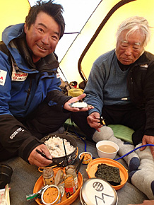 サウスコルで手巻き寿司を食べる雄一郎さんと豪太さん(左)