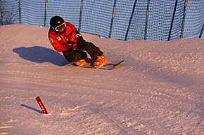 バンクでフラットを意識する藤森選手