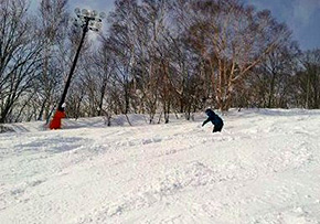 不整地バーンを滑走する浅谷選手