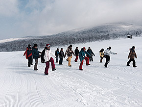 雪上トレーニング前のウォーミングアップ