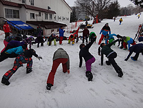 雪上トレーニング前のウォームアップ