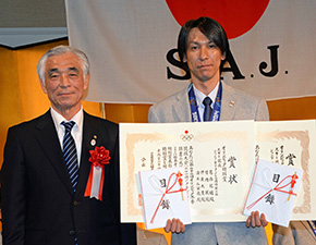 SAJの顕彰に引き続きJOCの特別賞が全選手に授与された（左はJOC青木副会長）