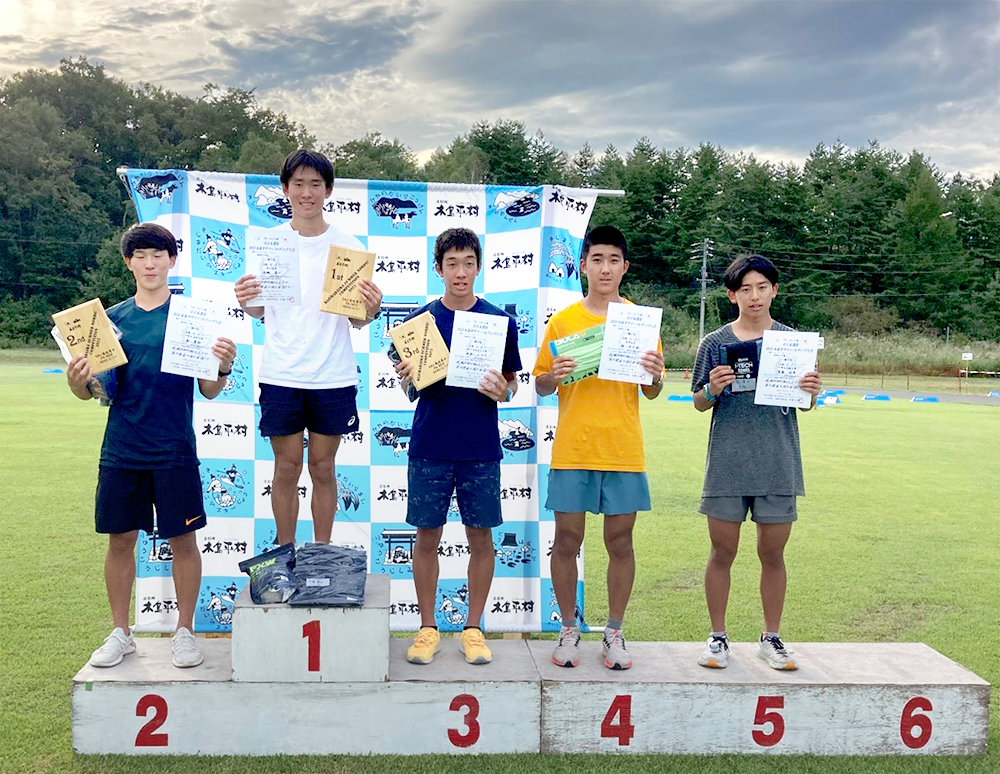 高校男子の部で優勝した池田選手と4位神選手