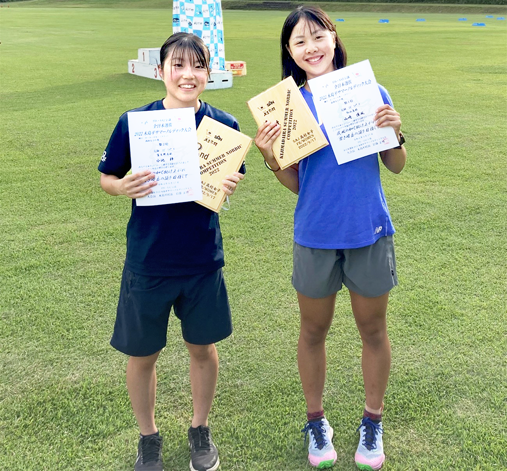 初日のフリー種目高校女子の部で優勝した山﨑選手（右）と2位小池選手