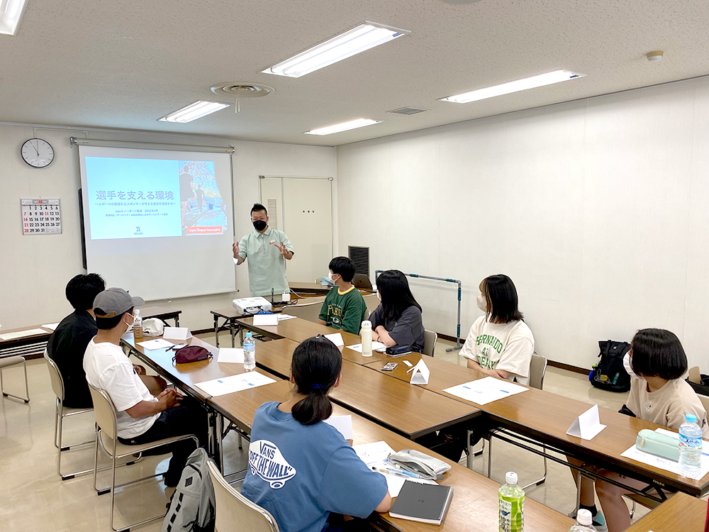 講師の話を聞く選手達