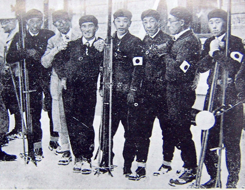 日本初出場となった五輪の開会式に出席する選手たち。当時の最先端のマテリアルを身につけている。左から伴、引率の廣田戸七郎（当時の常任委員）、竹節、矢沢、高橋、麻生、永田の各選手たち（スキー年鑑第２号より）