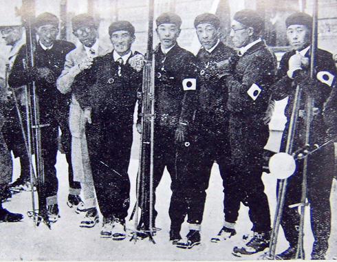 日本初出場となった五輪の開会式に出席する選手たち。当時の最先端のマテリアルを身につけている。左から伴、引率の廣田戸七郎(当時の常任委員)、竹節、矢沢、高橋、麻生、永田の各選手たち(スキー年鑑第2号より)
