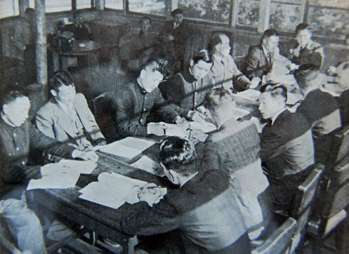 1952年オスロオリンピックを翌年に控え出場選手の顔合わせが行われrた。場所は当時お茶の水にあった岸記念体育会館。顔が見えている側の左から4人目は猪谷千春。(スキー年鑑第19号より)