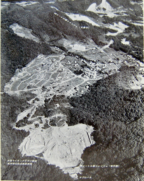 1972年のオリンピック開催に向けてジャンプ台の着々と整備される。手前が宮の森、写真中央上が大倉山