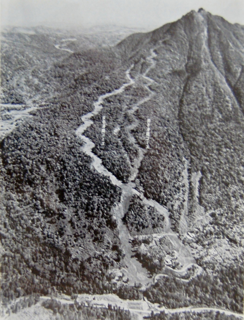 滑降コースの恵庭岳。右が男子コース、左が女子コース