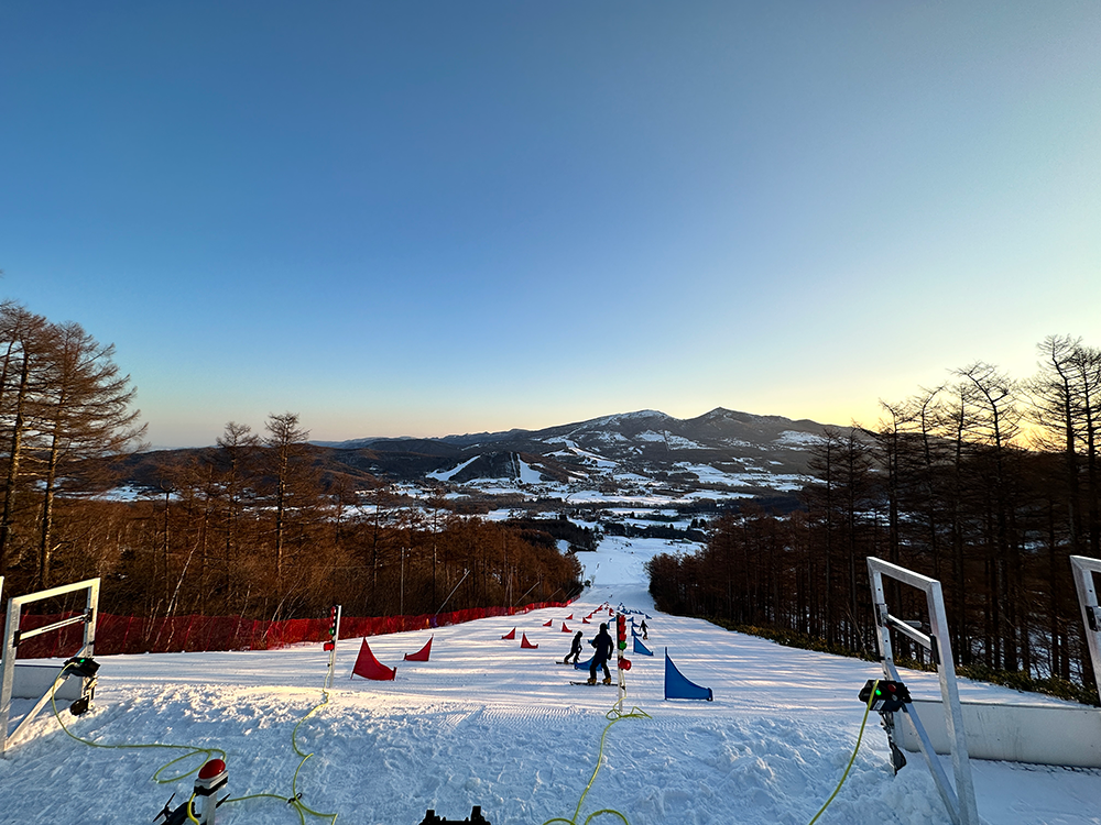 占有バーンから望む景色。朝陽が昇ると共に雪上トレーニングが始まります