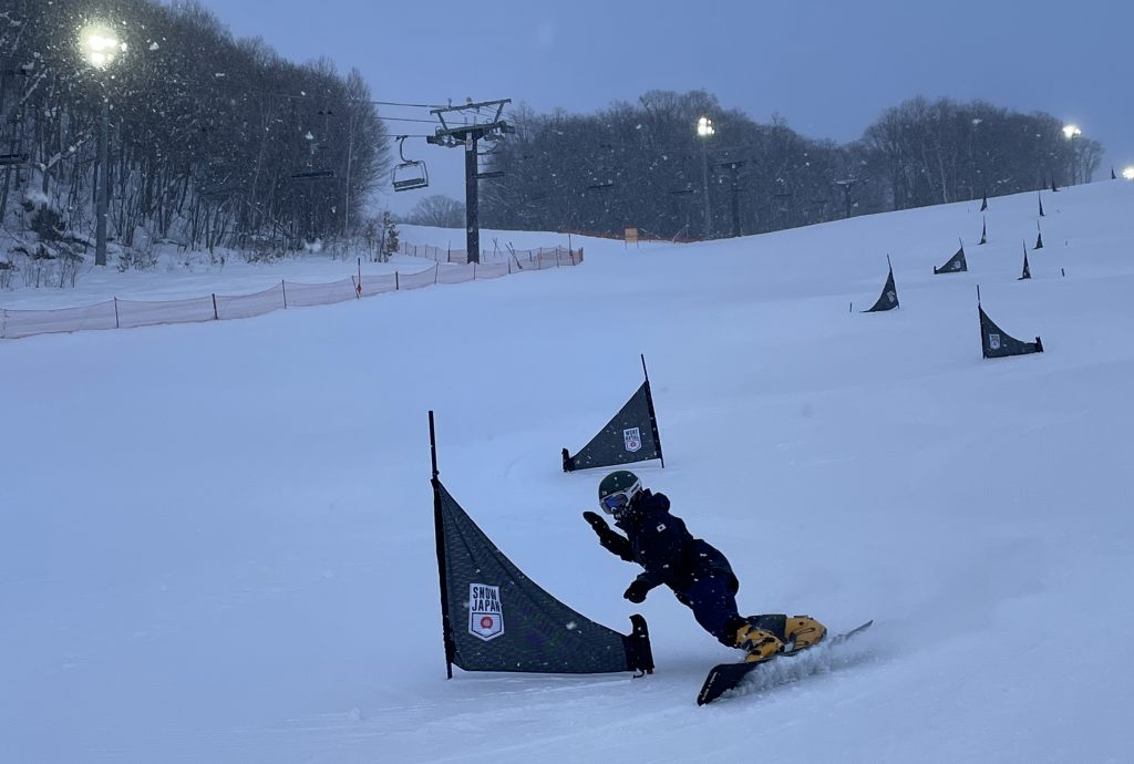 ナイター照明をつけた薄暗い中での早朝ゲート練習（高橋空果選手）