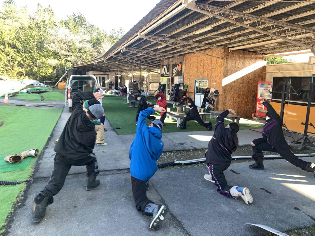 第3回スノーボード競技（ハーフパイプ）タレント発掘育成事業合宿・朝のウォーミングアップ
