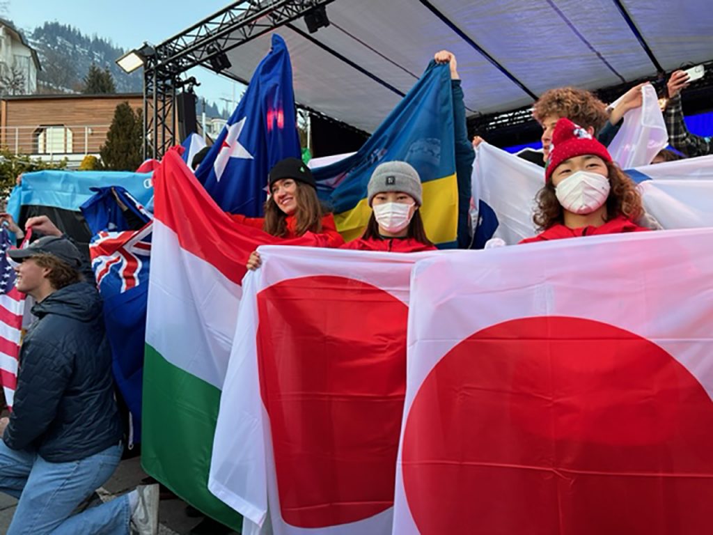 オープニングセレモニーで日本代表として各国選手と国旗を掲げる金子日菜多選手とSSBA長谷川選手
