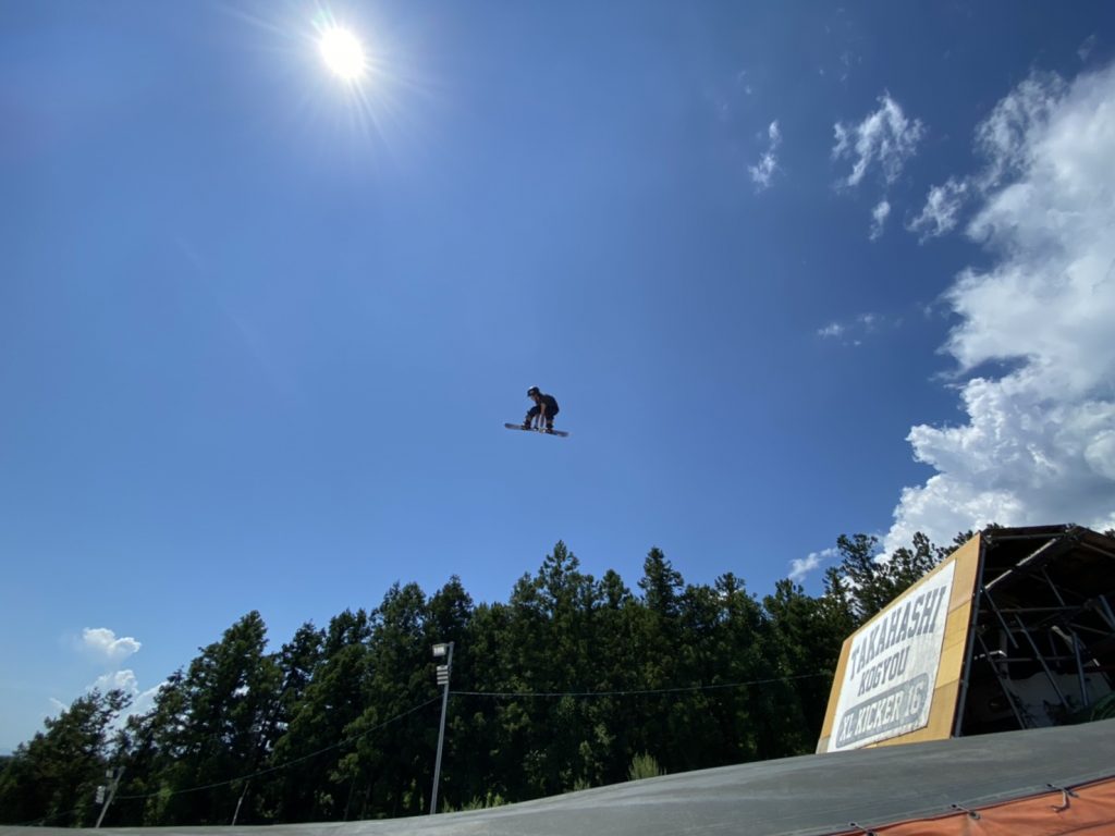 写真3_ジャンプ練習の川上選手