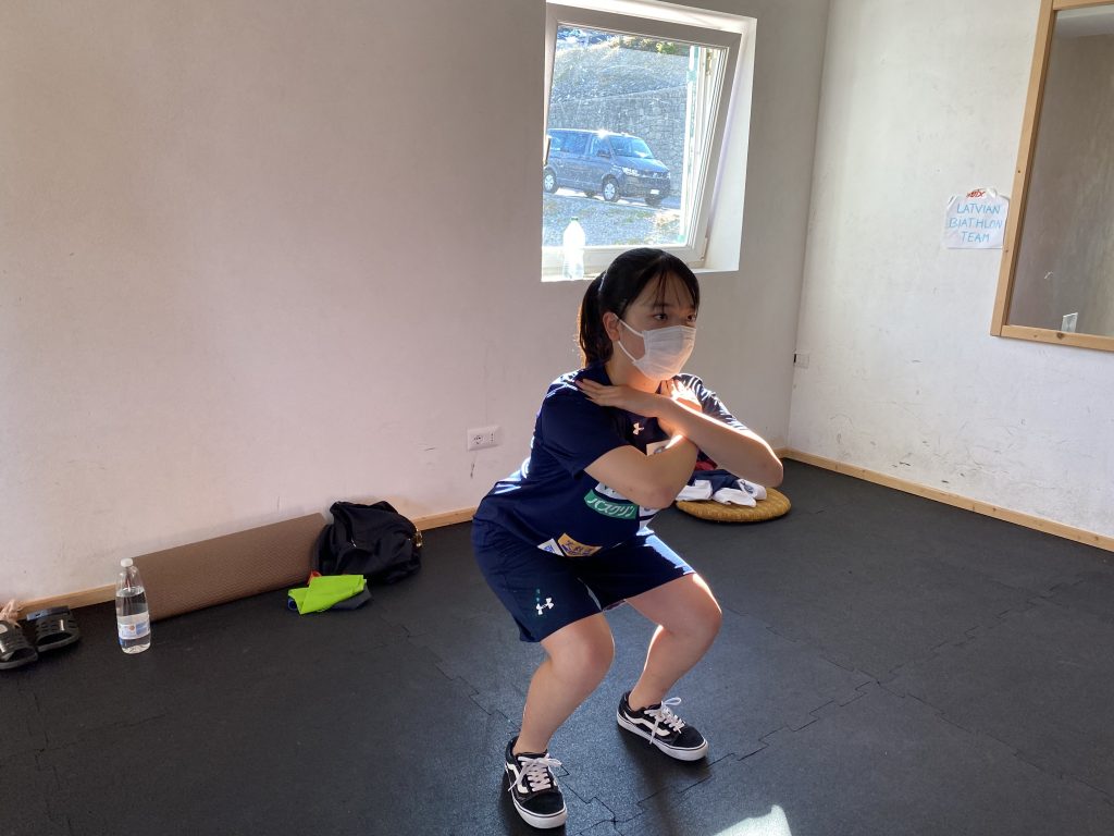 写真5_コンディショニングトレーニングを行う枝松選手