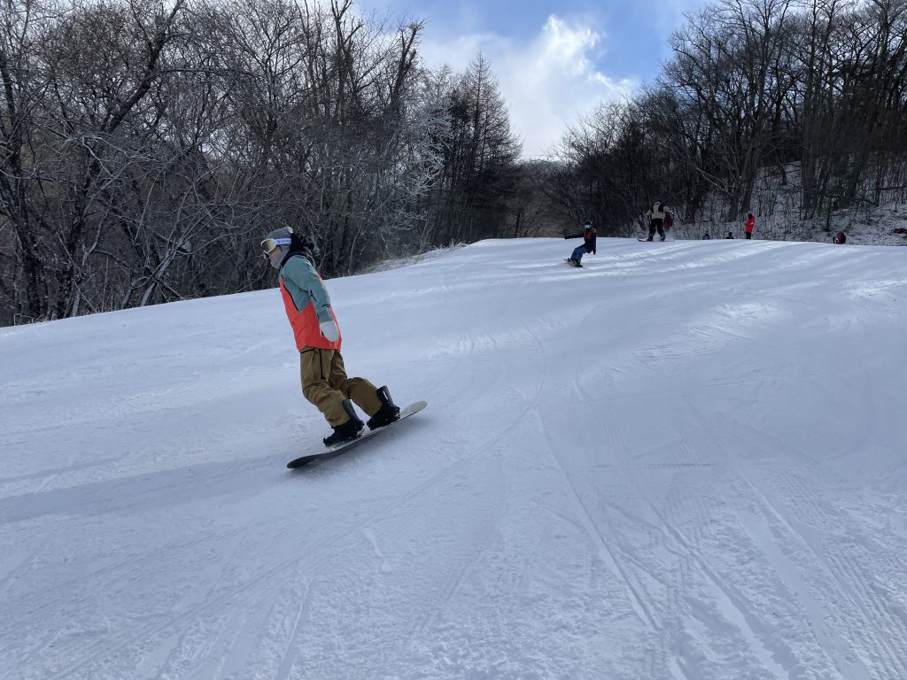 雪上トレーニングコーチと同じラインでカービング