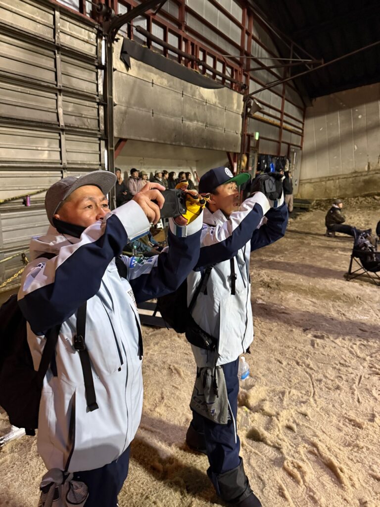 吉澤トレーナー、田岡トレーナーによる雪上トレーニング時の映像サポート