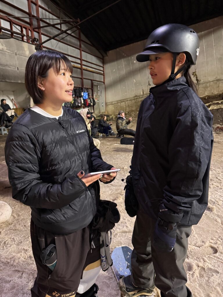 冨田るきコーチの指導を受ける青田選手