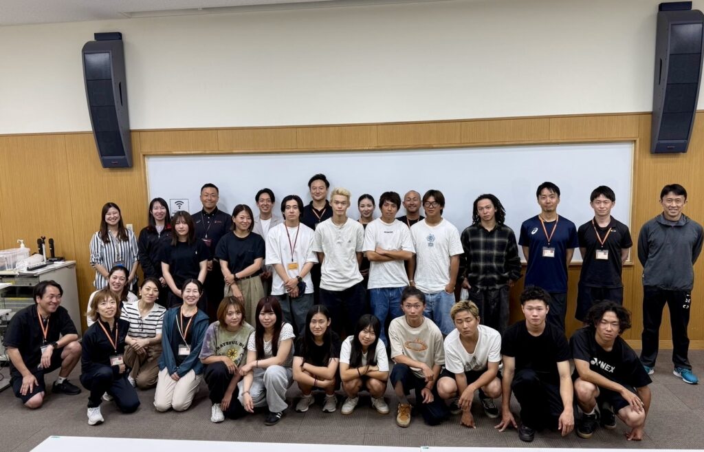 チーム全体の集合写真とHPSCスタッフの皆さん