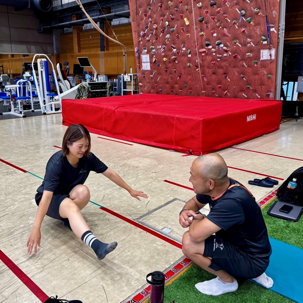 フィジカルチェックを行う冨田せな選手と田岡トレーナー